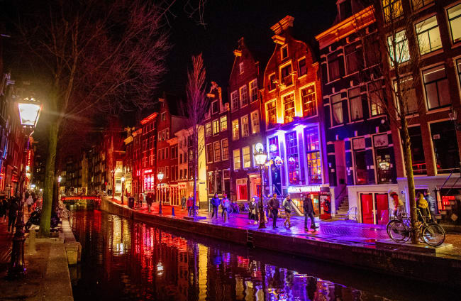 Amsterdam to ban guided tours through Red Light District from next year