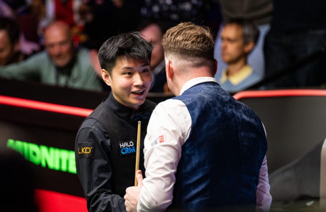 Zhao Xintong congratulates Shaun Murphy on his win in their quarter final.